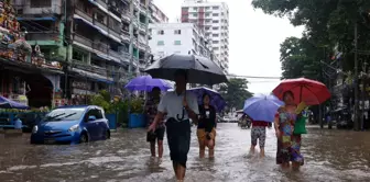 Myanmar'ın Yangon kentinde şiddetli yağışlar sonucu sular altında kalan cadde ve sokaklar