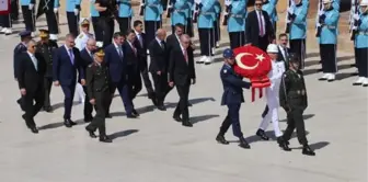 Cumhurbaşkanı Erdoğan, YAŞ Öncesi Anıtkabir'i Ziyaret Etti