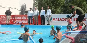 Malazgirt'te Öğrencilere Ücretsiz Yüzme Eğitimi Veriliyor