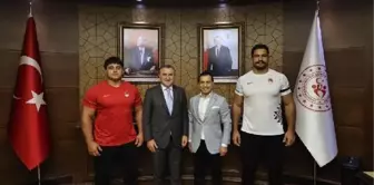 Gençlik ve Spor Bakanı Osman Aşkın Bak, milli güreşçileri kabul etti