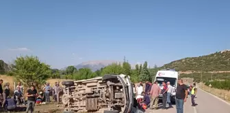 Isparta'da minibüs ile tarım aracının çarpışması sonucu 1 kişi hayatını kaybetti, 13 kişi yaralandı