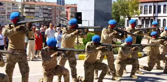 Çankırı'da 30 Ağustos Zafer Bayramı Töreninde Komandoların Tüfekli Gösterileri Büyük Beğeni Topladı