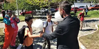 Karabük'te Muhtar Adayı Öğrencilere Pamuk Şeker ve Balon Dağıttı