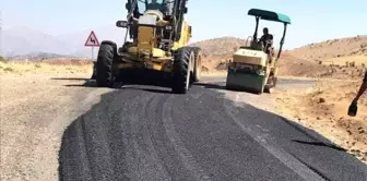 Adıyaman'ın Gölbaşı ilçesinde köy yolları asfaltlanıyor