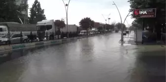 Tunceli'de sağanak sonrası yollar göle döndü, vatandaş tepki gösterdi