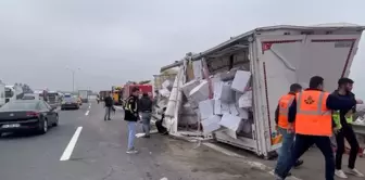 Tem Otoyolu Silivri Selimpaşa Mevkii'nde malzeme yüklü tır devrildi