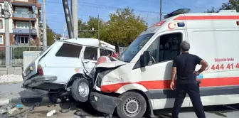 Manisa'da ambulansla otomobil çarpıştı: 2 yaralı