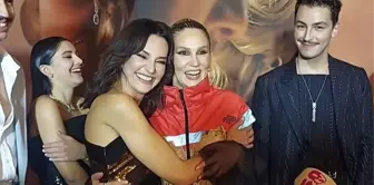 Bihter filminin başrol oyuncuları Farah Zeynep Abdullah ve Hande Ataizi, galada barıştı