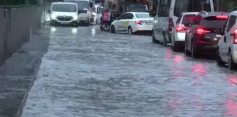 İstanbul'da Yağmur Suyu Baskınları: Araçlar Güçlükle İlerliyor