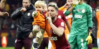 Galatasaraylı Dries Mertens, Oğluyla Birlikte Taraftara 3'lü Çektirdi