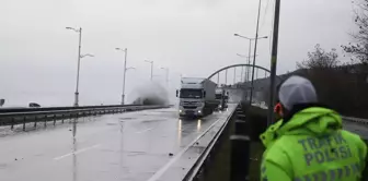 Rize'de Dev Dalgalar Nedeniyle Karadeniz Sahil Yolu Trafiğe Kapatıldı