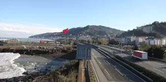 Rize'de fırtınanın oluşturduğu dev dalgalar nedeniyle kapatılan Karadeniz Sahil Yolu açıldı