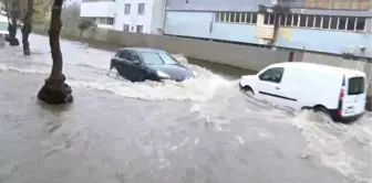 SARIYER'DE YAĞIŞIN ARDINDAN CADDEYİ SU BASTI, ARAÇ MAHSUR KALDI-1