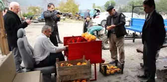 Tamirci ustası çamaşır makinesini hurma soyma makinesine dönüştürdü