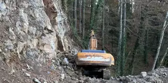 Karabük'te yol çalışması sırasında iş makinesine kaya düştü, operatör hayatını kaybetti