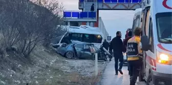 Elmadağ'da otomobil midibüs ve çekiciye çarptı: 21 yaralı