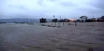 Çanakkale'de sağanak yağış sonrası köy yolu trafiğe kapatıldı