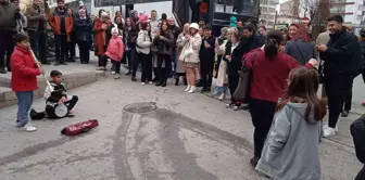 Eskişehir'de Darbuka ve Klarnet Çalan Çocuklar İlgi Odağı Oldu