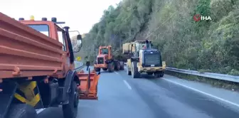 Artvin'de heyelan: Karayolu ulaşıma kapandı