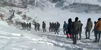 Ağrı'da kar nedeniyle iş makinesi uçuruma yuvarlandı: 3 ölü, 1 kayıp