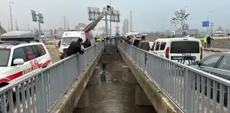 Karabük'te çaya devrilen minibüsün sürücüsü yaralandı