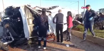 Antalya'da otomobil ile servis minibüsü çarpıştı: 4 yaralı