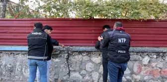 Adana'da Narkotik Polisleri Okul Önlerinde 'Narko Alan' Uygulaması Yaptı