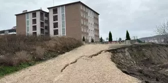 Karabük'te okul bölgesinde heyelan nedeniyle yol çöktü