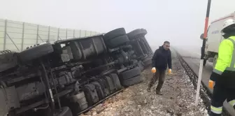 Sivas'ın Kangal ilçesinde tır devrildi, sürücü yaralandı