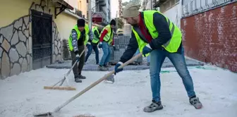 Kuşadası Belediyesi Hacıfeyzullah Mahallesi'nde Yol Yapım Çalışmalarına Devam Ediyor