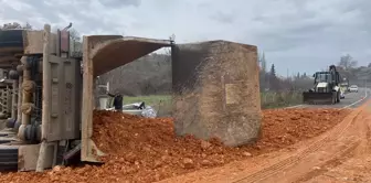 Balıkesir'de maden ocağından hafriyat taşıyan kamyon devrildi, bir kişi yaralandı