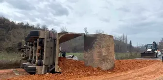 Balıkesir'de kaolin madeni yüklü kamyon devrildi, sürücü yaralandı