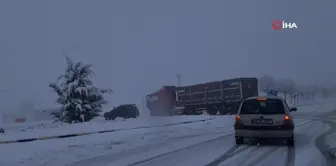 Karabük'te kar yağışı sürücülere zor anlar yaşattı