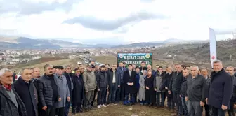 Adıyaman'ın Gölbaşı ilçesinde depremde hayatını kaybedenler için zeytin fidanları toprakla buluşturuldu