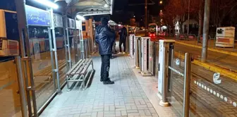 Eskişehir'de Tramvayda Para İsteyen ve Bayılma Numarası Yapan Şahıs Gereksiz Yere Meşgul Etti