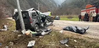 Karabük'te Cenaze Törenine Giden Araç Aydınlatma Direğine Çarptı: 2 Ölü, 3 Yaralı