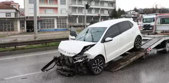 Samsun'da otomobil bariyere çarptı: 3 kişi yaralandı