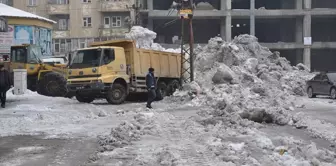 Yüksekova'da kar yığınları şehir dışına taşınıyor