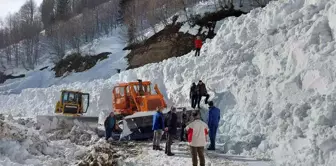 Artvin'de çığ altında kalan ekskavatör 10 gün sonra çıkarıldı