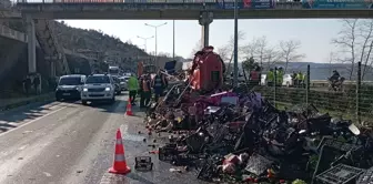 Trabzon'da sebze yüklü tırın üst geçide çarpması sonucu sürücü hayatını kaybetti