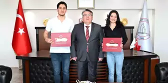 ZBEÜ Rektörü, Atletizm Şampiyonasında Başarılı Öğrencilere Teşekkür Belgesi Takdim Etti