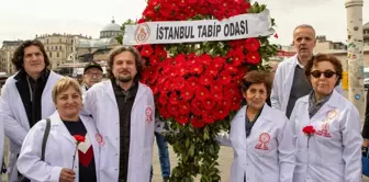 Sağlık çalışanları Tıp Bayramı'nda Taksim'de çelenk bıraktı