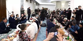 Kırgızistan Cumhurbaşkanı Sadır Caparov, Bişkek'teki camide iftar verdi