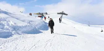 Bingöl Üniversitesi Spor Bilimleri Fakültesi Dekanı Yamaç Paraşütüyle Kentin Doğasını Keşfediyor