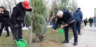 ESTÜ'de Filiz Bayrakçı Karel ve kızı anısına ağaç dikim etkinliği