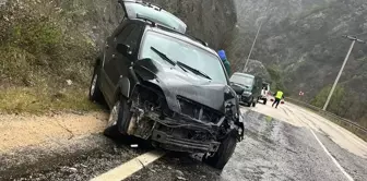 Karabük'te otomobilin aydınlatma direğine çarpması sonucu 2 kişi yaralandı