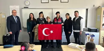 İlkokul Öğrencisinin Bayrak Sevgisi Görenleri Duygulandırdı