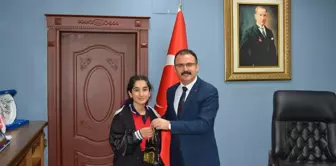 Şemdinli Kaymakamı Öğrencilere Ödül Verdi