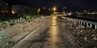 Dalgalar Nedeniyle Taşlar Yola Sürüklendi, Ulaşımda Aksamalar Yaşanıyor