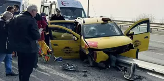 Rize'de cenazeden dönenleri taşıyan taksinin bariyerlere çarpması sonucu 4 kişi yaralandı